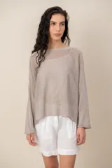 Sweater de tejido semitransparente color marrón con brillo dorado, cuello bote y mangas largas de corte holgado.