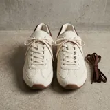 Championes tipo derby con capellada de cuero con textura de pelo y estampado animal print de cebra. Cuenta con suela de goma y cordones negros.