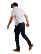 Pantalón cargo color beige, de corte chupín, con bolsillos laterales y traseros con solapa. Confeccionado en algodón con spandex.