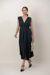 Vestido largo rojo de corte griego, sin mangas, con escote en V profundo, falda amplia y detalles de encaje.