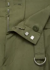 Pantalon de tiro alto con diseño wideleg, confeccionado en algodón. Presenta cierre delantero con botón, gancho y cremallera, pinzas frontales, trabillas y cinturón incorporado con hebilla metálica.