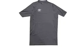 Remera térmica de manga corta marca Umbro, diseñada con ajuste al cuerpo para optimizar la retención de calor y la evacuación de la humedad. Presenta cuello redondo y el logo de la marca estampado en el pecho.