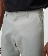Pantalón de sastrería color gris claro, de corte recto y diseño clásico, con bolsillos laterales y trabillas para cinturón.