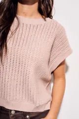 Chaleco sin mangas de tejido de punto color rosado pálido, con textura calada y acabado lurex, corte al cuerpo y cuello redondo.