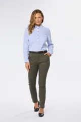 Pantalón skinny de gabardina verde militar, con ajuste al cuerpo, tiro medio y bolsillos laterales y traseros.