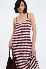 Vestido midi de tejido de punto con diseño de rayas horizontales en color bordó y blanco. Presenta escote en V, breteles finos ajustables y una silueta fluida y cómoda.