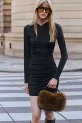 Vestido mini de manga larga en punto elástico con escote cruzado en V. Modelo de corte ajustado con frunces en hombros y laterales para crear un efecto drapeado.