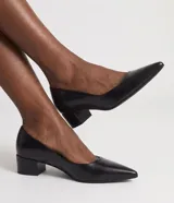 Zapato de tacón bloque medio y puntera fina Satinato, color negro, modelo scarpin con diseño clásico y acabado liso.