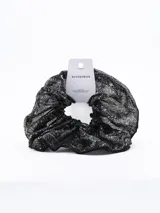 Coletero de tela estampada en tonos negros y beige.