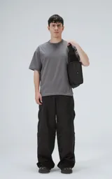 Remera de algodón premium color gris concreto, con corte crop, calce oversize, hombros caídos y cuello redondo rib al tono.