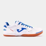 Championes de fútbol sala Joma modelo Top Flex, color blanco con detalles en azul y suela de goma color caramelo. Presenta el logo de la marca en el lateral y cordones azules.