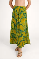 Falda larga fluida con estampado abstracto en tonos mostaza y verde.