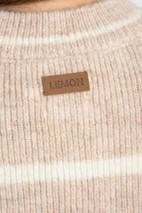 Chaleco de punto sin mangas con diseño de rayas horizontales en tonos beige y blanco, cuello redondo y terminaciones acanaladas.