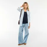 Jean de maternidad con corte wide leg, tiro alto y diseño de cinco bolsillos, confeccionado en denim de lavado claro.