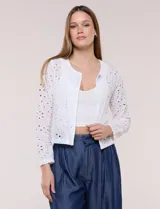 Chaqueta corta de calce recto en tejido broderie blanco, con diseño calado de perforaciones geométricas y florales, escote redondo, frente abierto y mangas largas.