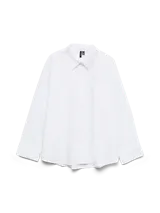 Camisa blanca oversize con hombros caídos y bolsillo frontal.