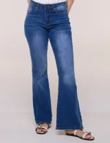 Jean elastizado tiro alto de la marca Absolutely Famous, con calce ajustado en caderas y muslos y botamanga acampanada. Presenta diseño clásico de cinco bolsillos, cierre frontal con botón y bragueta, y costuras en contraste.