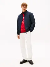 Campera tipo Harrington de Tommy Hilfiger en color azul marino, de corte amplio. Cuenta con cuello alto, cierre frontal de cremallera, bolsillos de ojal en la cintura y el pecho con el logo bordado.