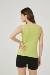 Musculosa verde de bretel ancho y corte ajustado, con botones en el escote.