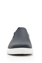 Sneaker Flexi color azul marino, estilo slip-on, con detalle de elástico en la capellada, suela blanca y contrafuerte marrón.