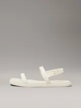 Sandalias Calvin Klein de goma color crema, con tira delantera y tira trasera ajustable con hebilla.