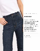 Jean de corte oxford con tiro alto, confeccionado en denim de tono azul oscuro con costuras en contraste. Presenta un diseño ajustado en la parte superior que se ensancha desde la rodilla hacia el ruedo.