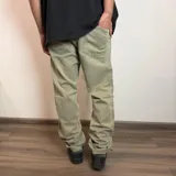 Jean de corte recto con lavado claro y efecto desgastado, confeccionado en denim de algodón.