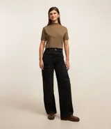 Remera negra de algodón, corte amplio, cuello alto en punto roma y mangas cortas.