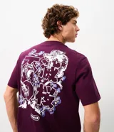 Remera de algodón bordó con corte comfort, cuello redondo y manga corta. Cuenta con una gran estampa en la espalda de inspiración japonesa con un tigre, un dragón y texto en caracteres orientales.
