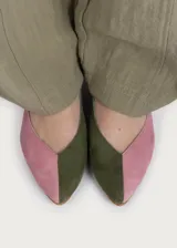Ballerinas destalonadas de gamuza en combinación de colores rosado y verde militar, con punta fina, suela plana de cuero y tira elástica fruncida en el talón.