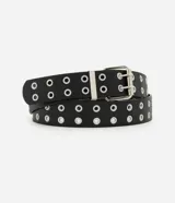 Cinturón de poliuretano color negro con doble hilera de ojales metálicos y hebilla cuadrada de metal.