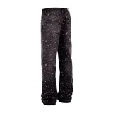Pantalón de jean negro con corte flare, decorado íntegramente con apliques de cristales brillantes. Presenta cierre frontal con botón y bolsillos clásicos.