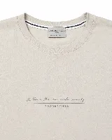 Remera de algodón color malva de corte regular, con pequeño estampado tipográfico en el pecho.