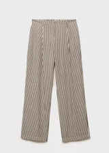 Pantalon de corte recto con estampado de rayas verticales, tiro medio y detalle de pinzas delanteras. Cuenta con cierre frontal de botón, gancho y cremallera, además de trabillas para cinturón y bolsillos laterales.