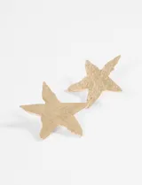 Caravanas grandes en forma de estrella con acabado texturizado y diseño irregular.