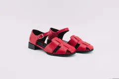 Sandalias de cuero color marrón con tiras entrecruzadas, hebilla lateral y taco cuadrado de madera.