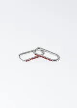 Par de aros tipo argolla de acero quirúrgico dorado con zirconias rojas.