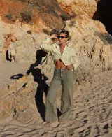 Pantalón jean de tiro medio, color verde militar, con corte wide leg y diseño amplio.