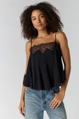 Top de raso liviano, color negro, de calce recto con tablas, escote cuadrado con detalles de encaje y tiras regulables.