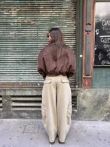 Pantalón de jean estilo barrel, color verde gastado, con tiro medio y diseño de pierna ancha con bolsillos laterales tipo cargo.