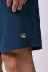 Short de baño color bordó con cordón de ajuste blanco en la cintura y pequeño parche con logo en el ruedo.