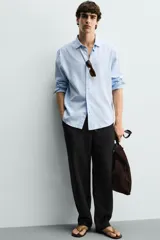 Pantalón de corte regular fit confeccionado en tejido mezcla de algodón, con cintura elástica ajustable mediante cordón, bolsillos laterales y bolsillos traseros de vivo.