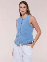 Chaleco de denim azul claro, sin mangas, con escote redondo, cierre frontal con botones metálicos y costuras anatómicas que estilizan la figura.