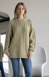 Sweater de punto con diseño de ochos, cuello redondo y manga larga, de corte holgado y largo.