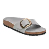 Sandalias Birkenstock modelo Madrid Big Buckle, color gris claro con acabado brillante. Presentan una tira ancha ajustable con una hebilla metálica grande en tono dorado. La base es de corcho natural con plantilla anatómica y suela de goma negra.
