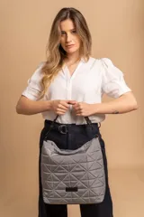 Cartera capitoneada color beige, con diseño geométrico y asa resistente. Amplia y cómoda, ideal para el uso diario.