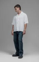 Camisa de manga corta con cuello cubano, corte oversize y cierre frontal de botones. Confeccionada en tejido de lyocell, presenta un diseño minimalista y liso.