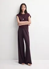Pantalón de punto fino color bordó, de diseño recto y largo, con talle medio y detalle de pinzas.