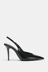 Zapato de tacón alto destalonado en color negro con acabado acharolado y textura de estampado animal. Presenta diseño de punta fina y tira elástica trasera.
