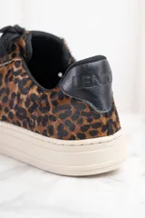 Zapatillas bajas con capellada de cuero con estampado animal print y puntera de cuero negro.